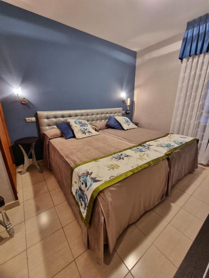 Hostal Sainz Riano  Ngoại thất bức ảnh