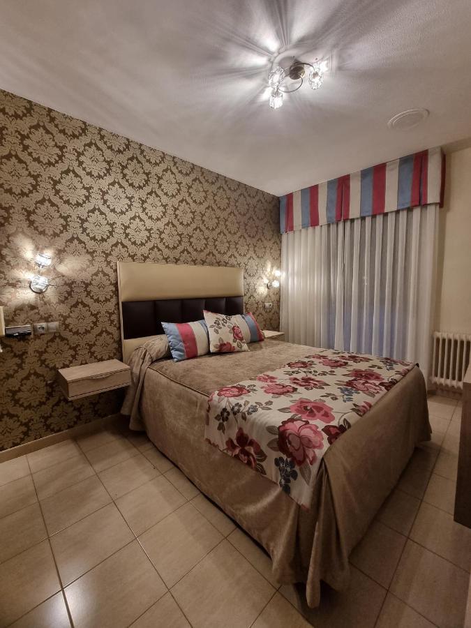 Hostal Sainz Riano  Ngoại thất bức ảnh