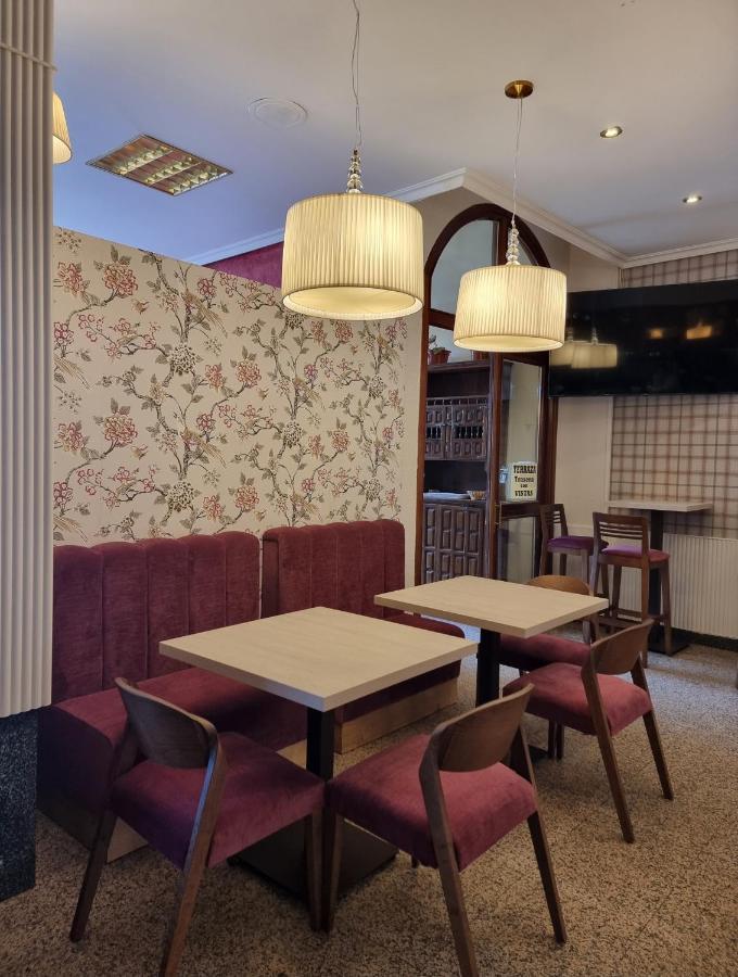 Hostal Sainz Riano  Ngoại thất bức ảnh