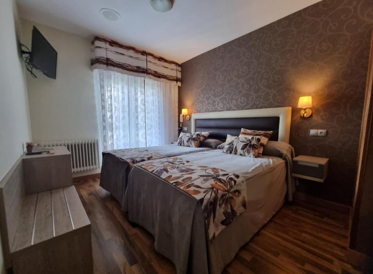 Hostal Sainz Riano  Ngoại thất bức ảnh