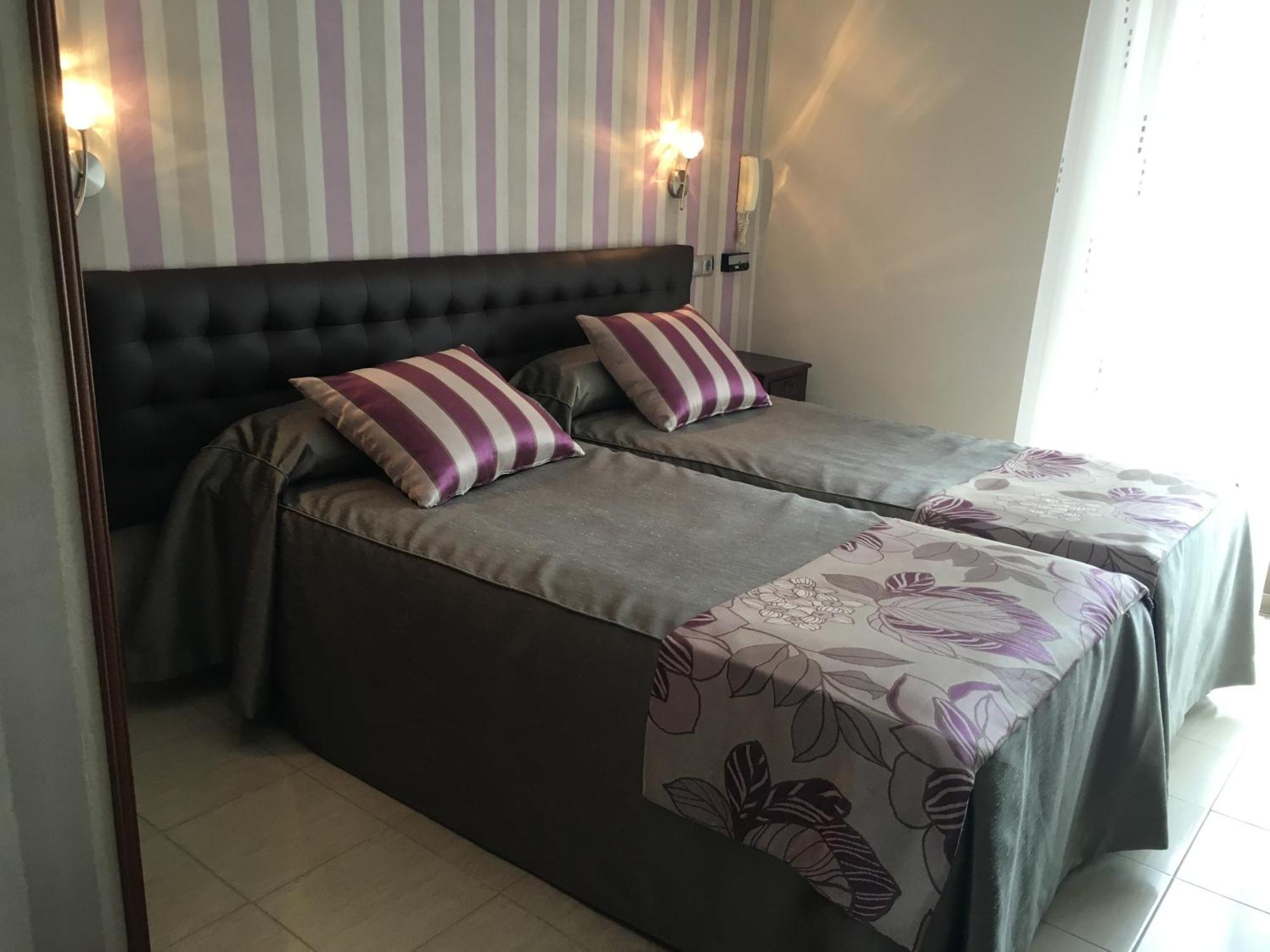 Hostal Sainz Riano  Ngoại thất bức ảnh