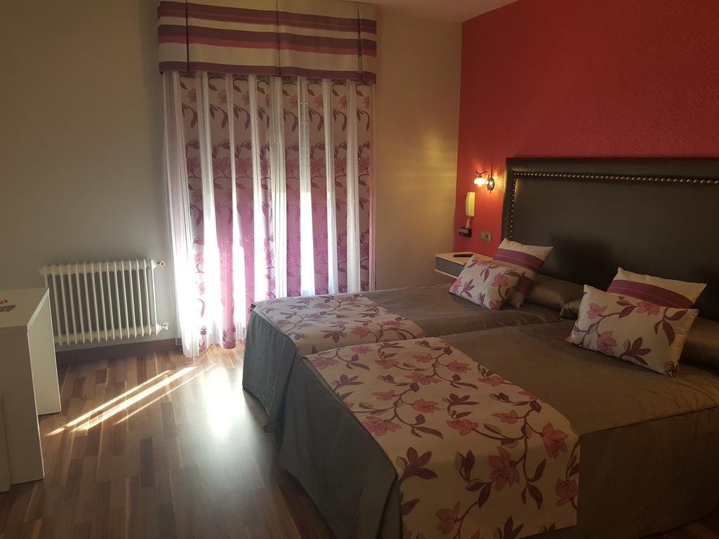 Hostal Sainz Riano  Ngoại thất bức ảnh
