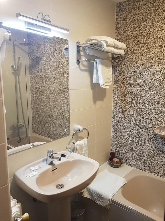 Hostal Sainz Riano  Ngoại thất bức ảnh